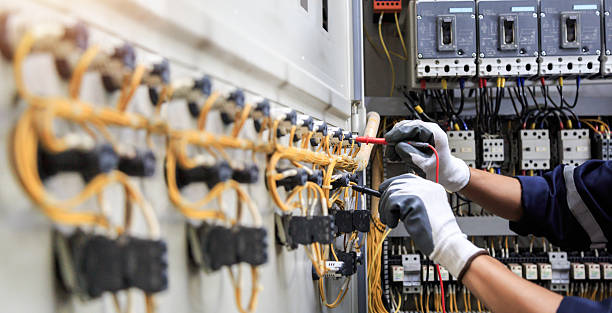 Professional Electrician technician working in Willoughby Hills, OH